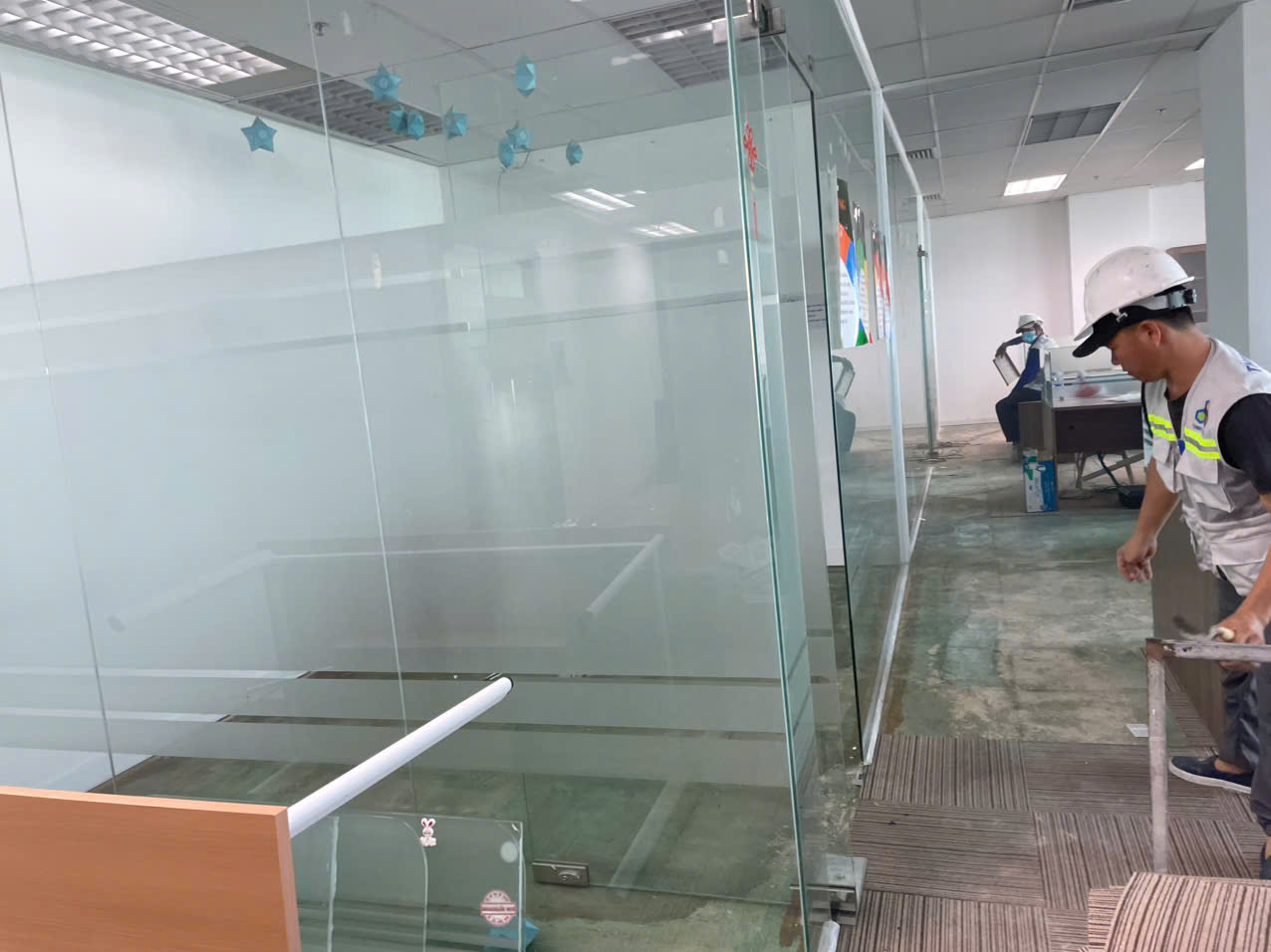 kính cường lực tại văn phòng