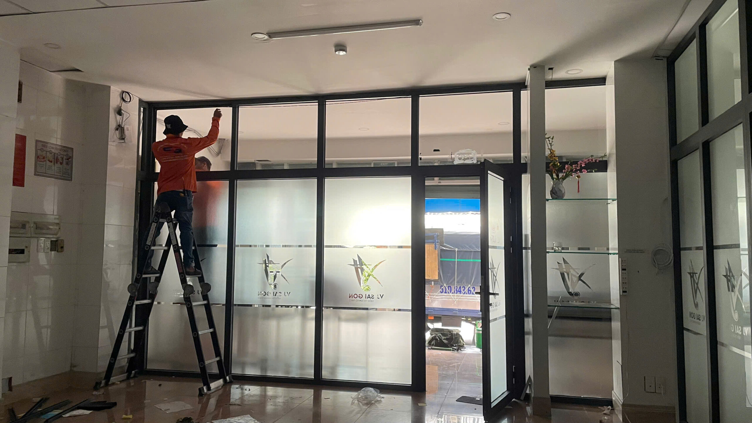 xử lý cửa nhôm cũ