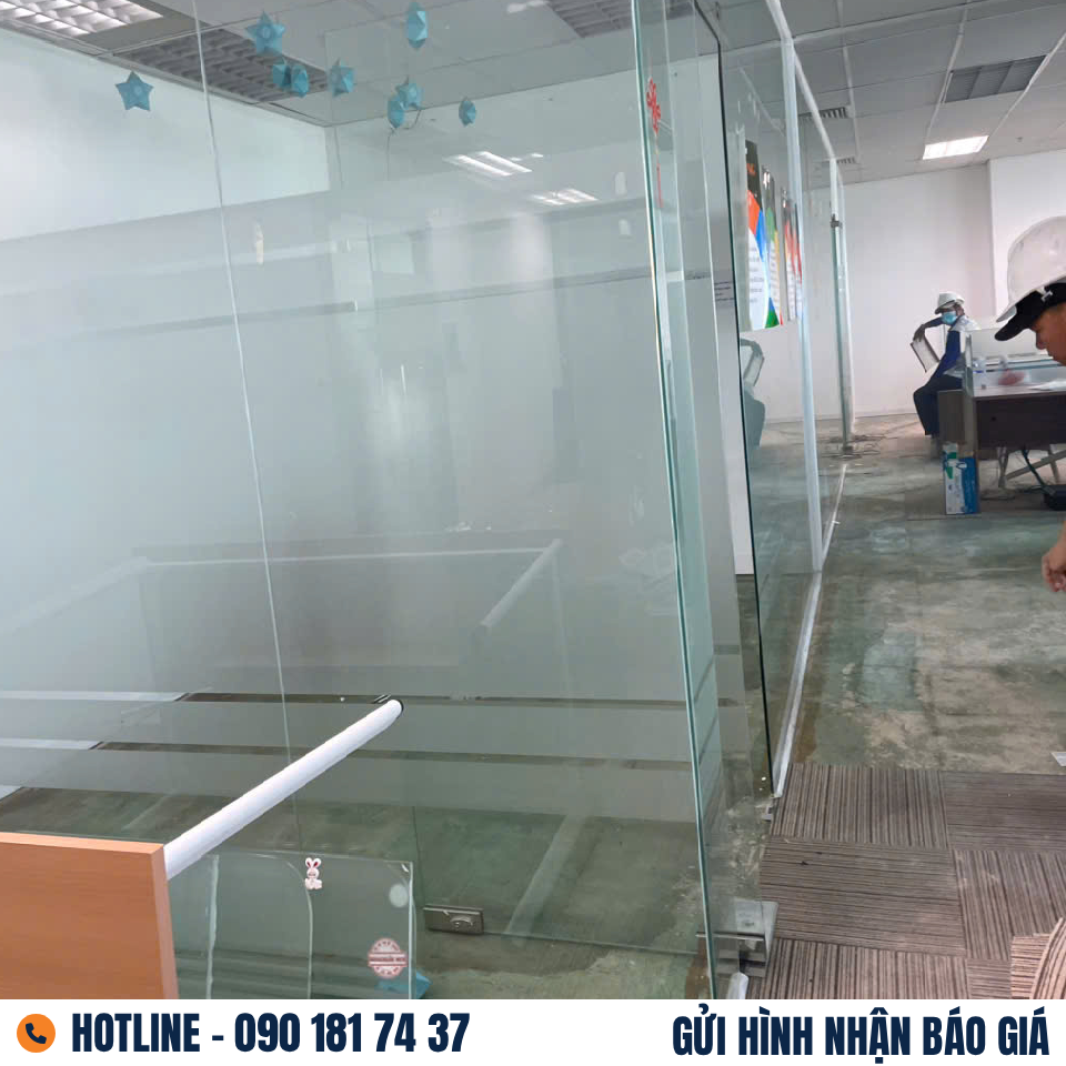 kính cường lực cũ văn phòng