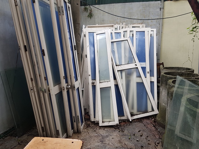 Cửa nhôm cũ từ nhà ở cần thay mới