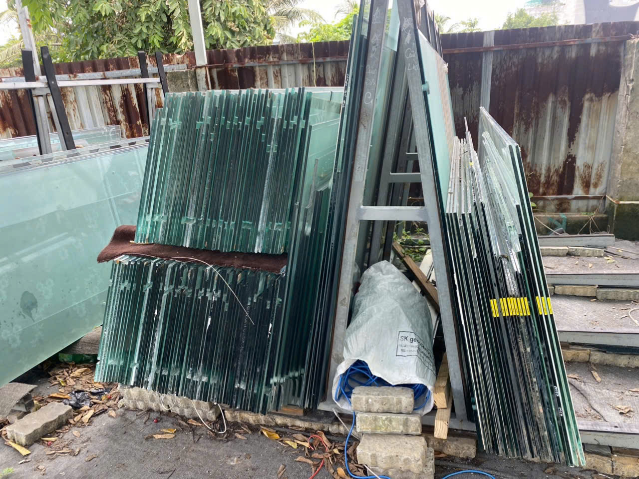 kính cường lực cũ